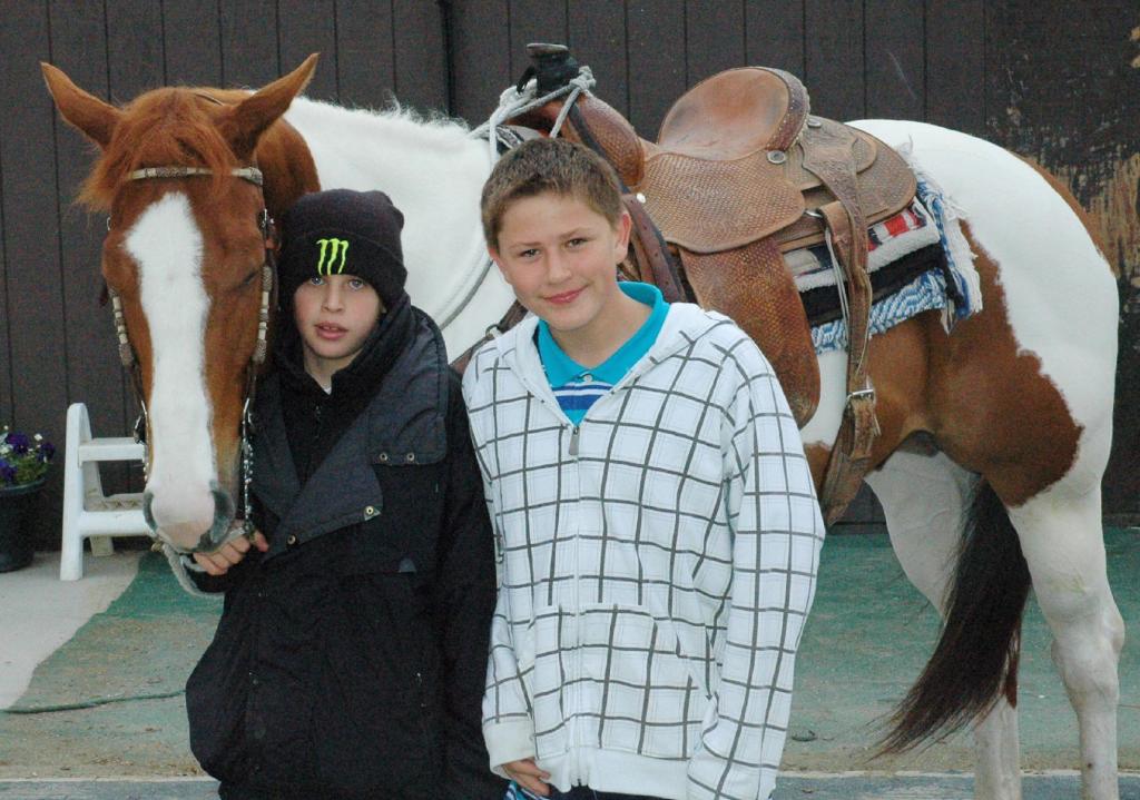 Taylor at left, with Timy and Bear (Courtesy of Vicky Baze)